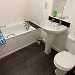 Stylish 3br Sleeps 6 Free Parking Family Friendly