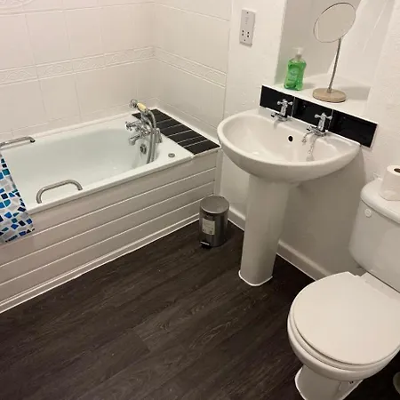 Stylish 3br Sleeps 6 Free Parking Family Friendly